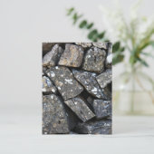 Pierres, carte postale (Debout devant)