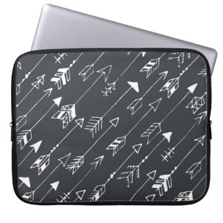Pijlen in duisternis: met de hand getekend patroon laptop sleeve