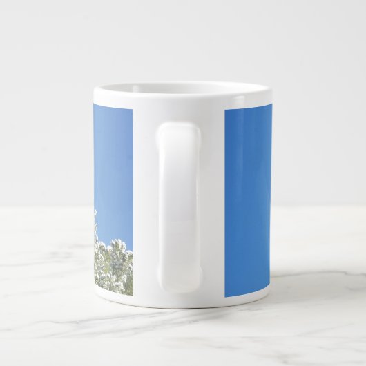 Pijnboom met sneeuwklemmen op blauwe hemel extra grote mok (Achterkant)