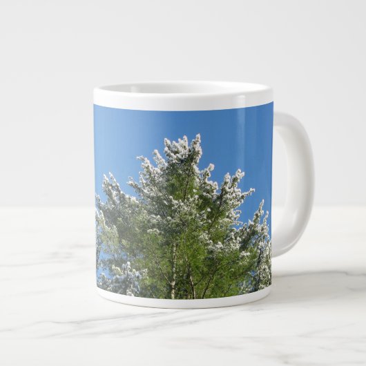 Pijnboom met sneeuwklemmen op blauwe hemel extra grote mok (Voorkant rechts)