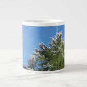 Pijnboom met sneeuwklemmen op blauwe hemel extra grote mok (Voorkant)