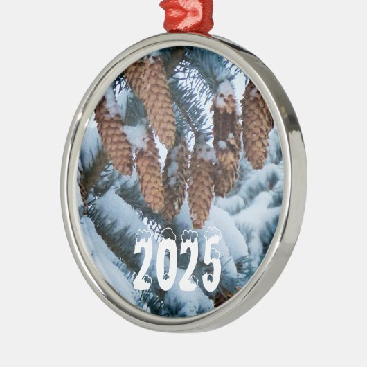 Pijnboomkegels op een pijnboom bedekt met sneeuw metalen ornament (Links)