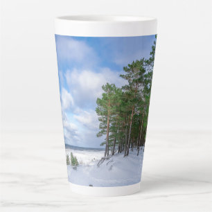 Pijnbos nabij de zee kust in Letland Latte Mok