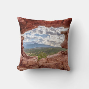 Pikes peak through a Rock Hole Kussen