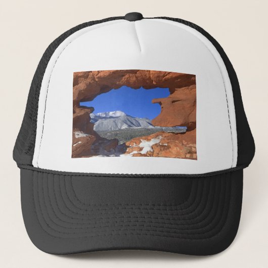 Pikes Peak through Sandstone Hole 01 Trucker Pet (Voorkant)