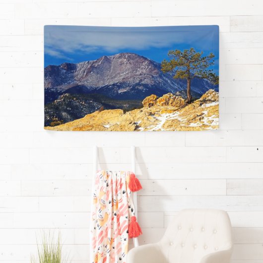 Pikes piek met boom in Voorgrond Spandoek (Insitu)