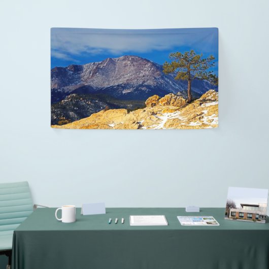 Pikes piek met boom in Voorgrond Spandoek (Beurs)