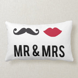 Pillow en mevrouw. met snor en rode lippen kussen
