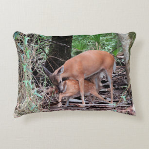 Piloot met Doe haar Fawn voeden Decoratief Kussen
