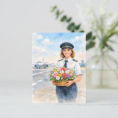 Pilot holds flowers standing on runway  briefkaart (Staand voorkant)