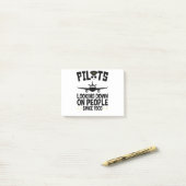 Piloten die sinds 1903 op mensen kijken post-it® notes (Op bureau)