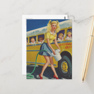 Pin-up retro vrouw die een gele schoolbus wast briefkaart