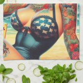 Pin-up voor getatoeëerd strand theedoek (Gevouwen)