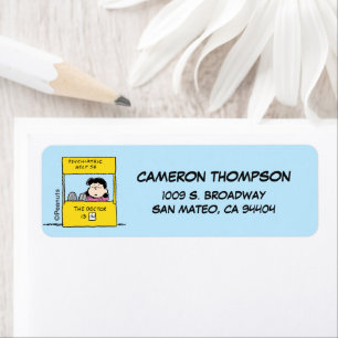 pinda's   Lucy en de dokter zijn in Etiket