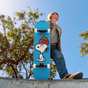 pinda's Snoopy balanceert his Dog Dish Skateboard