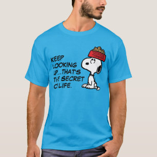 pinda's Snoopy balanceert his Dog Dish T-shirt