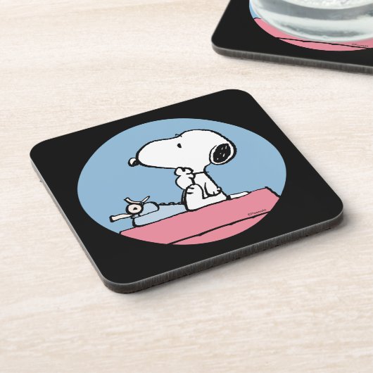 pinda's | Snoopy bij de schrijfmachine Bier Onderzetter (Linkerzijde)