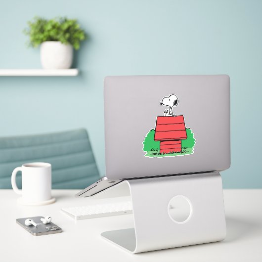pinda's | Snoopy Resting on Doghouse Sticker (Laptop op bureau)