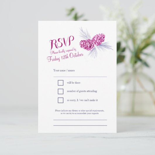 Pine cônes marine et mariage de prune RSVP (Debout devant)