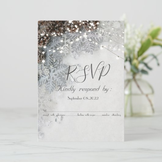 Pine Cones, Snowflakes RSVP Invitation (Debout devant)