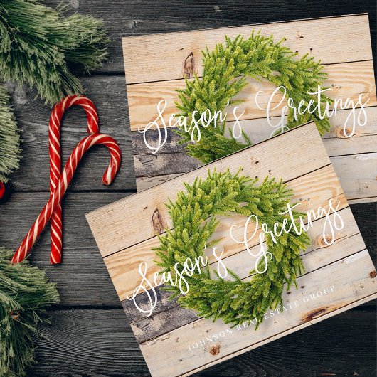 Pine krans op hout | Groeten van het seizoen Feestdagenkaart