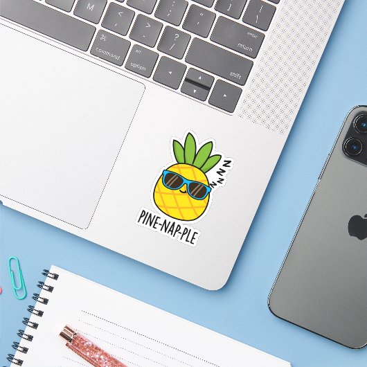 Pine-nap-ple Grappig Fruit Ananas Pun Sticker (Laptop met iPhone)