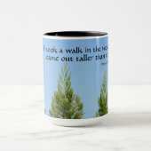 Pine Trees en Sky Thoreau Quote Walk in Bossen Mok (Midden)