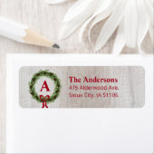 Pine Wreate Monogram Holiday Return Address Etiket (Insitu)