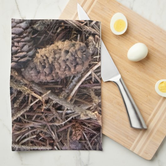 Pinecones en Pine Needles op Forest Floor Theedoek (Quarter Fold)