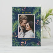 Pines Berries Foto Navy Blue Kerstmis Feestdagenkaart (Staand voorkant)