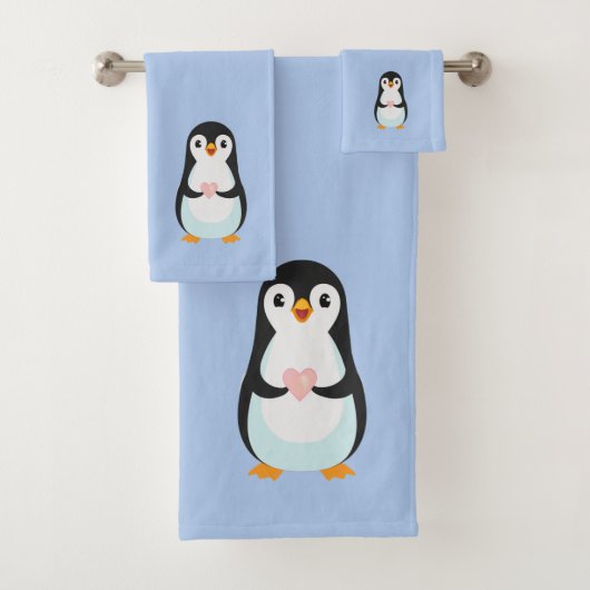 Pingouin mignon tenant un coeur sur bleu clair (En situation)