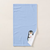 Pingouin mignon tenant un coeur sur bleu clair (Serviette à main)