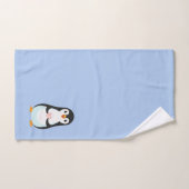 Pingouin mignon tenant un coeur sur bleu clair (Serviette à main)