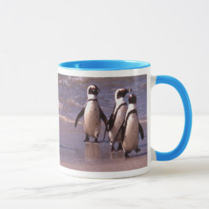 Pingouins sur la tasse de plage
