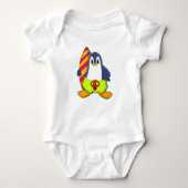 Pinguïn als Surfer met surfboard Romper (Voorkant)