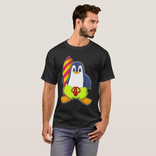 Pinguïn als Surfer met surfboard T-shirt (Voorkant volledig)