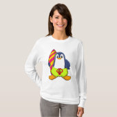 Pinguïn als Surfer met surfboard T-shirt (Voorkant volledig)
