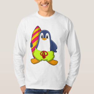 Pinguïn als Surfer met surfboard T-shirt