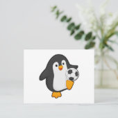 Pinguïn als voetballer met voetbal briefkaart (Staand voorkant)