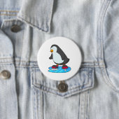 Pinguïn bij ijsschaatsen met ijsschaatsen ronde button 7,6 cm (In situ)