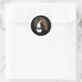 Pinguïn draagt een kalkoenkostuum. ronde sticker (Tas)