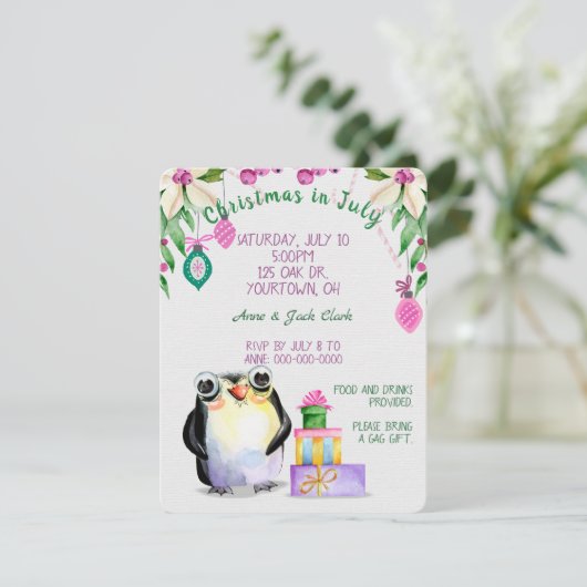 pinguïn en cadeaus voor Kerstmis in Juli feest Kaart (Staand voorkant)