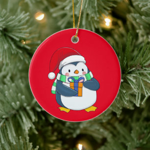 Pinguïn in een kerstpet met cadeau keramisch ornament