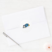 Pinguïn in slaap met knuppel ronde sticker (Envelop)
