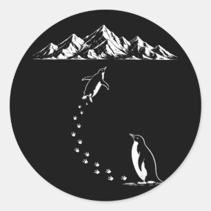 Pinguïn loopt alleen naar bergen nihilist vogelPe Ronde Sticker
