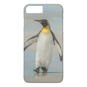 Pinguïn loopt op het strand 	iPhone 8 plus / 7 plus hoesje