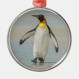 Pinguïn loopt op het strand metalen ornament