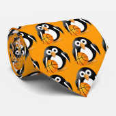 pinguïn met een mand-bal stropdas (Opgerold)