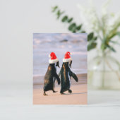 Pinguïns in kerstmannenmutsen op het strand feestdagenkaart (Staand voorkant)