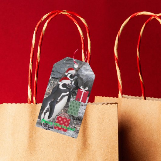Pinguïns met rode kerstmutsen op vakantie cadeaulabel